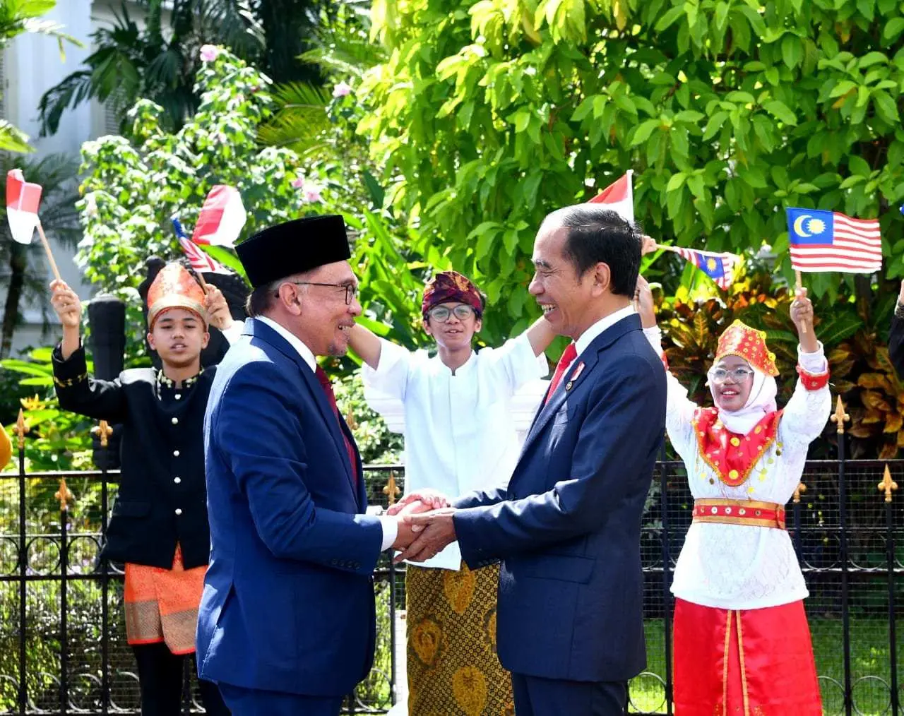 Presiden Jokowi Sambut Kunjungan Resmi PM Anwar Ibrahim di Istana Bogor