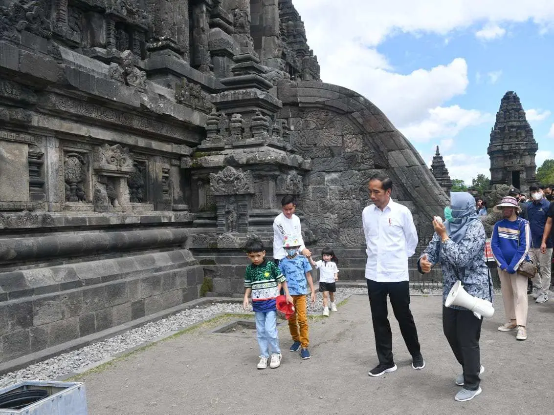 Ini Momen Presiden Jokowi Ajak Anak Cucu Wisata ke Candi Prambanan