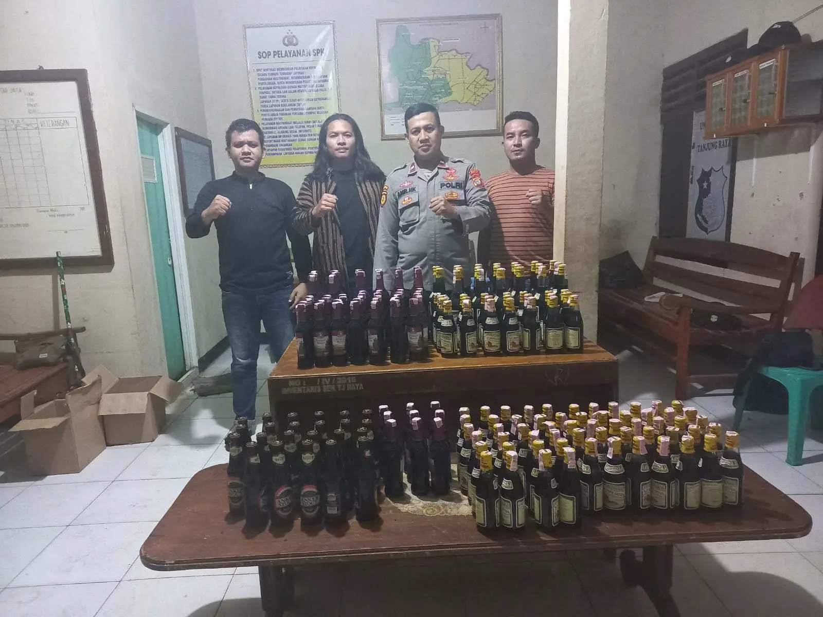 Lakukan Razia, Polsek Tanjung Raya Sita Ratusan Botol Miras di Desa Muara Tenang Timur 
