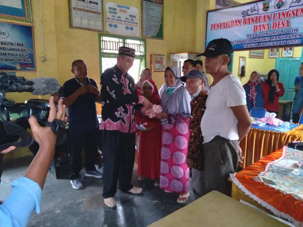 105 Warga Desa Gunung Sugih Terima BLT-DD Yang Terakhir