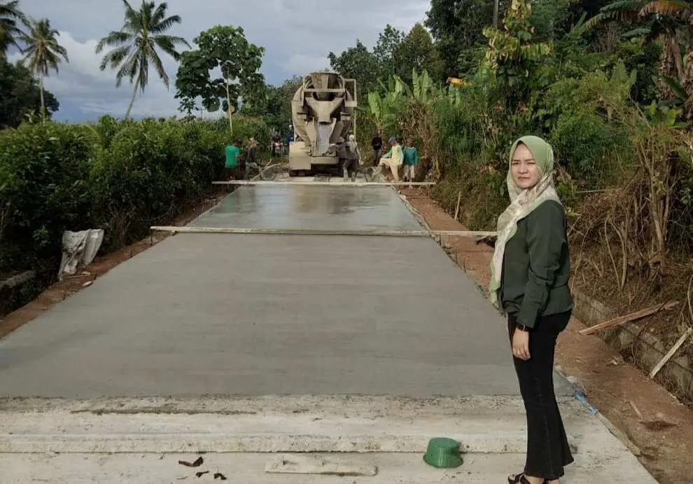 Lenida Putri Anggota Dewan Fraksi Gerindra Tinjau Realisasi Pembangunan Fisik di Desa Negeri Ulangan Jaya