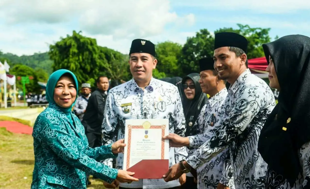 Hadiri Kegiatan Upacara Peringatan HGN Dan HUT PGRI Ke-77 Bupati Pesawaran Sampaikan Hal Ini