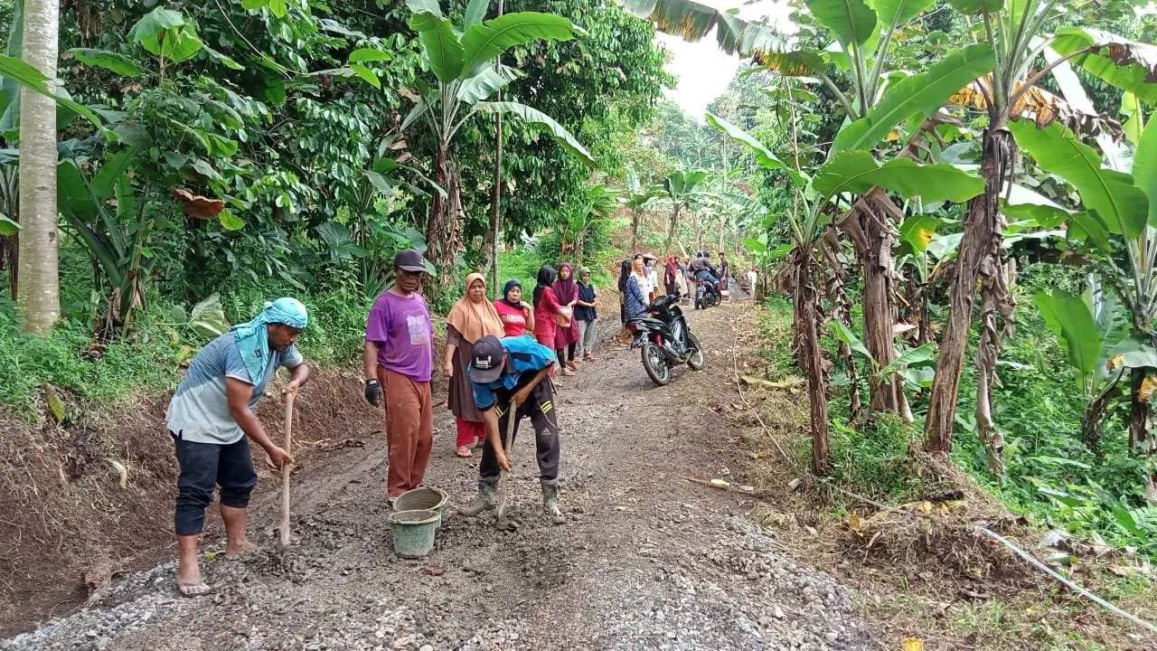 Warga Kampung Parigi Desa Bojong Galing Sambut Baik Pengerjaan Betonisasi Jalan di Wilayahnya