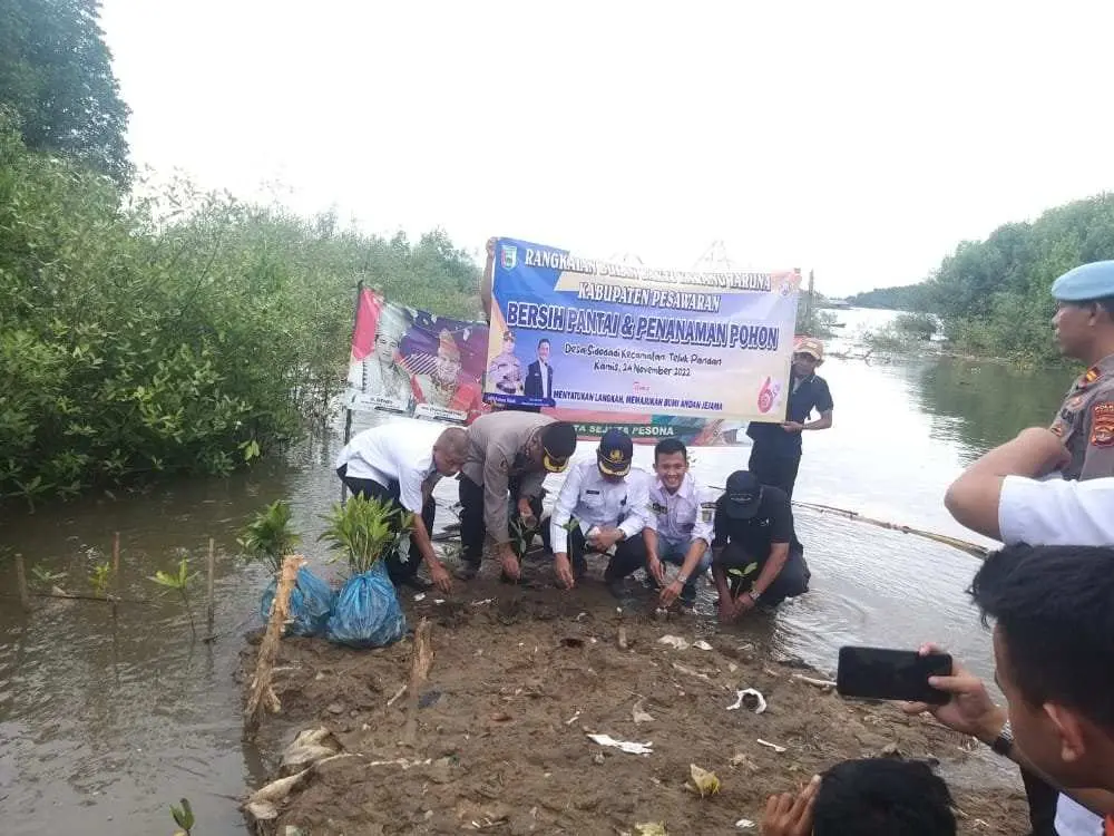 Kapolres Pesawaran Hadiri Kegiatan Bersih Pantai dan Penanaman Mangrove di Desa Sidodadi
