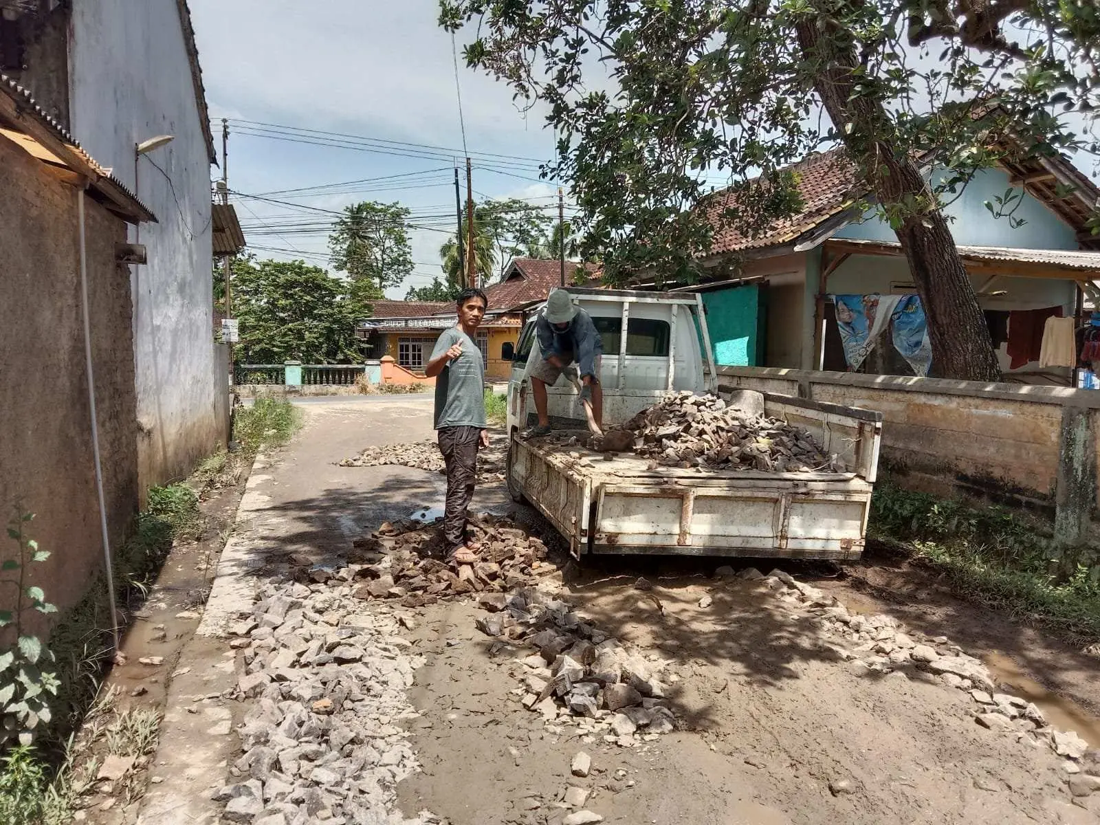 Patut Ditiru Aksi Warga Kebagusan Timbun Jalan Rusak dan Berlubang
