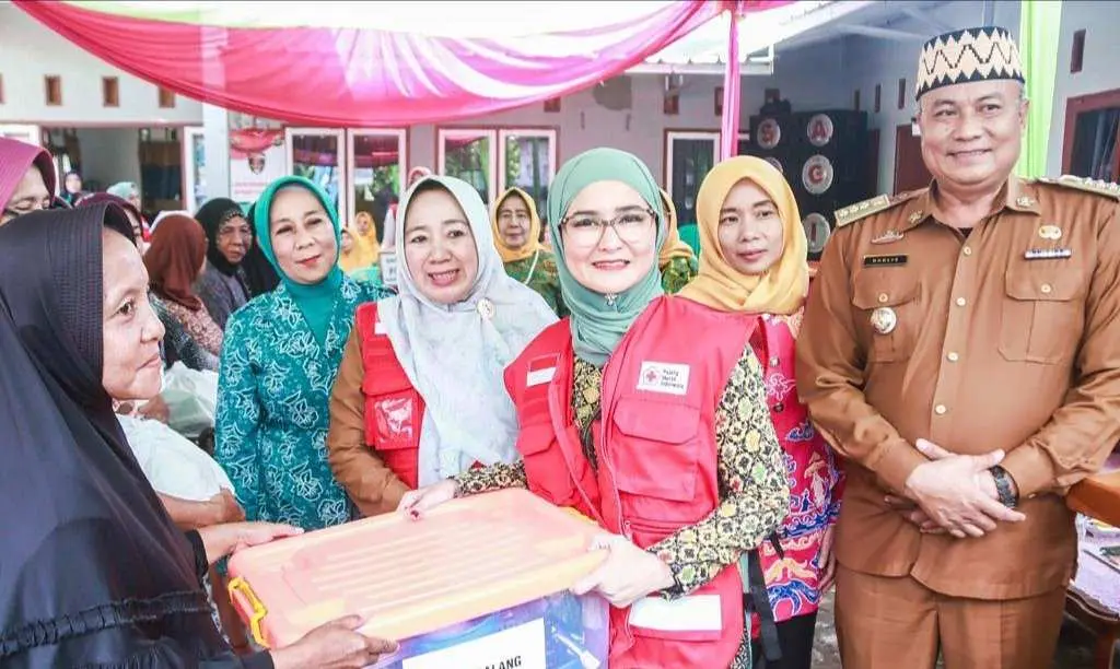 Ketua PMI Pesawaran Berikan Bantuan Pada Warga Terdampak Banjir di Desa Sanggi