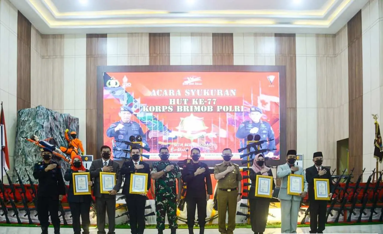 Bupati Pesawaran Terima Penghargaan Pada Puncak Peringatan HUT ke-77 Korps Brimob Polri