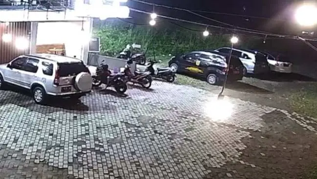 Gawat! Pelaku Pencurian Pecah Kaca Mobil Beraksi di Sentul