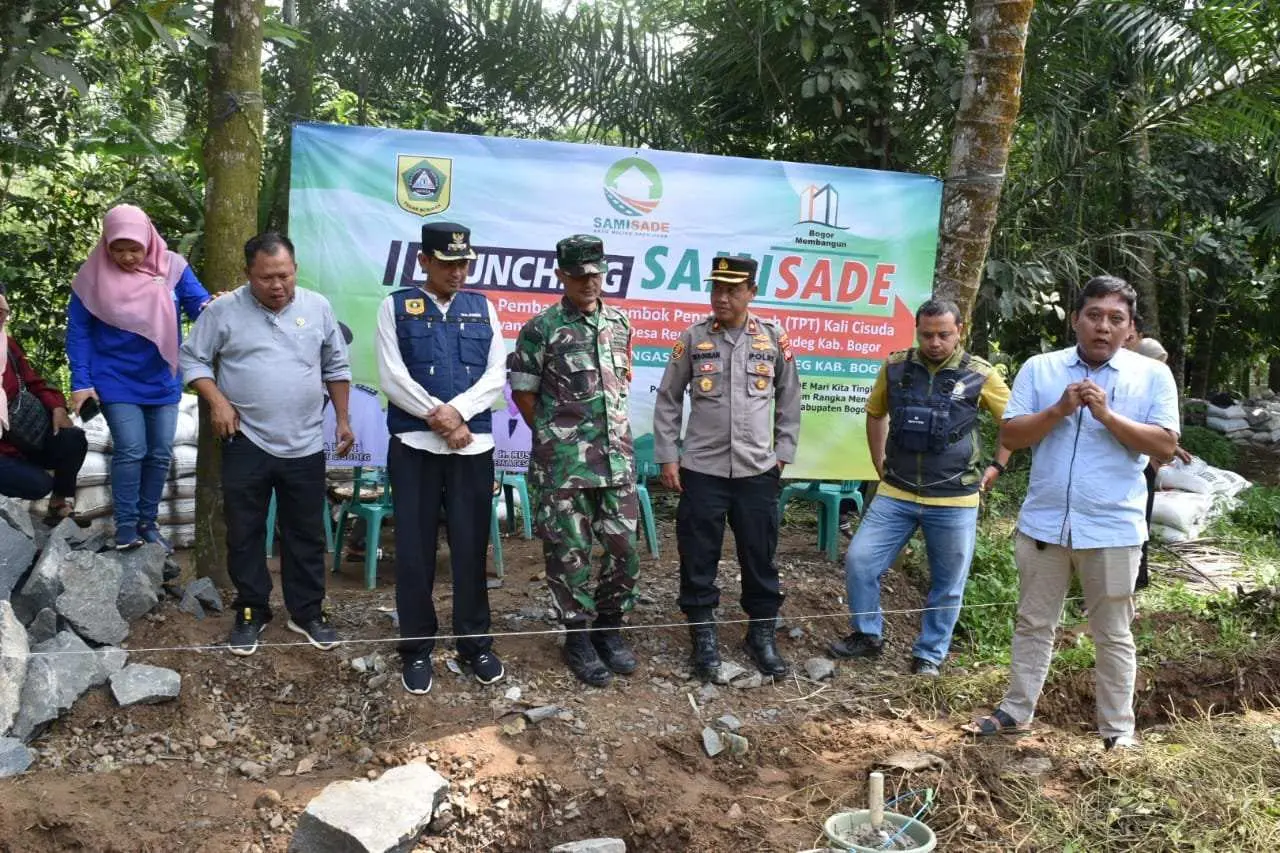 Program Samisade Desa Renggasjajar Bangun TPT dan Turap di Aliran Sungai Cisuda