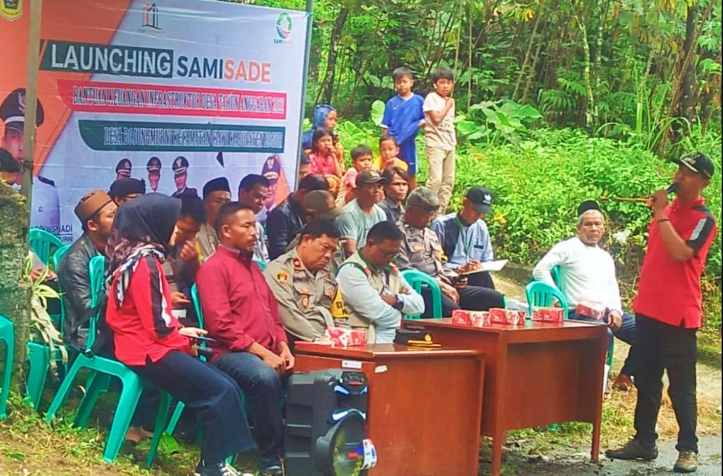 Manfaatkan Samisade, Pemdes Bojong Murni Perbaiki Jalan Desa