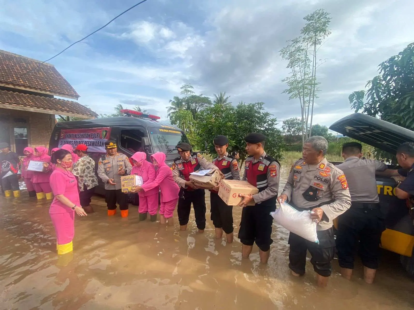 Polres Pesawaran Kirim Bantuan Sembako ke Warga Terdampak Banjir di Way Lima 