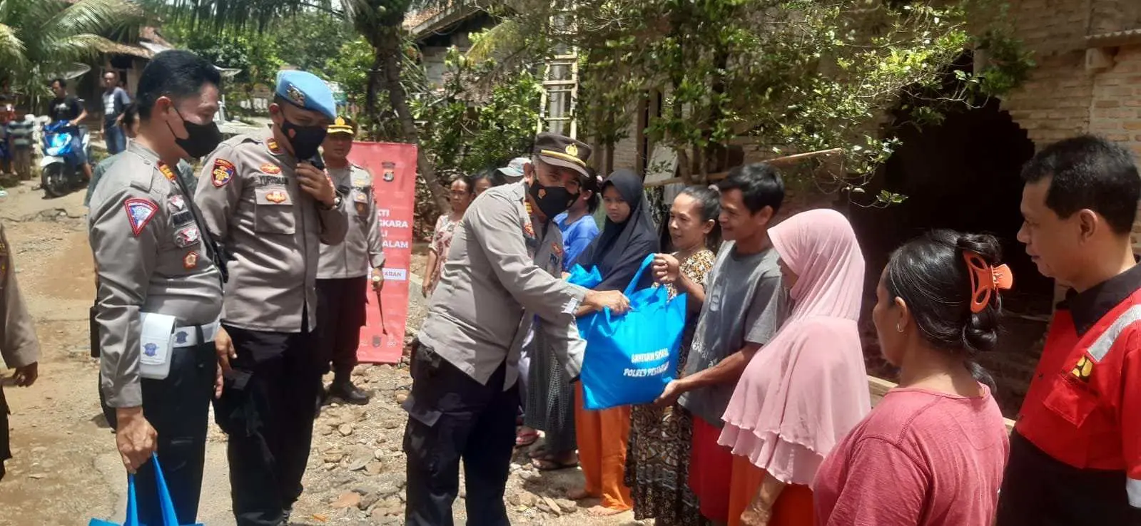 Polres Pesawaran Serahkan Bantuan Warga Korban Banjir Bandang di Desa Way Kepayang