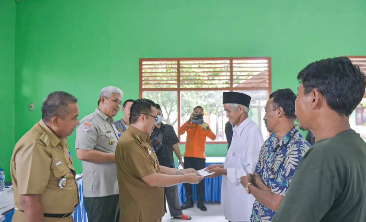 Pemkab Pesawaran Berikan Bantuan Kepada Korban Musibah Tanah Longsor Dan Banjir