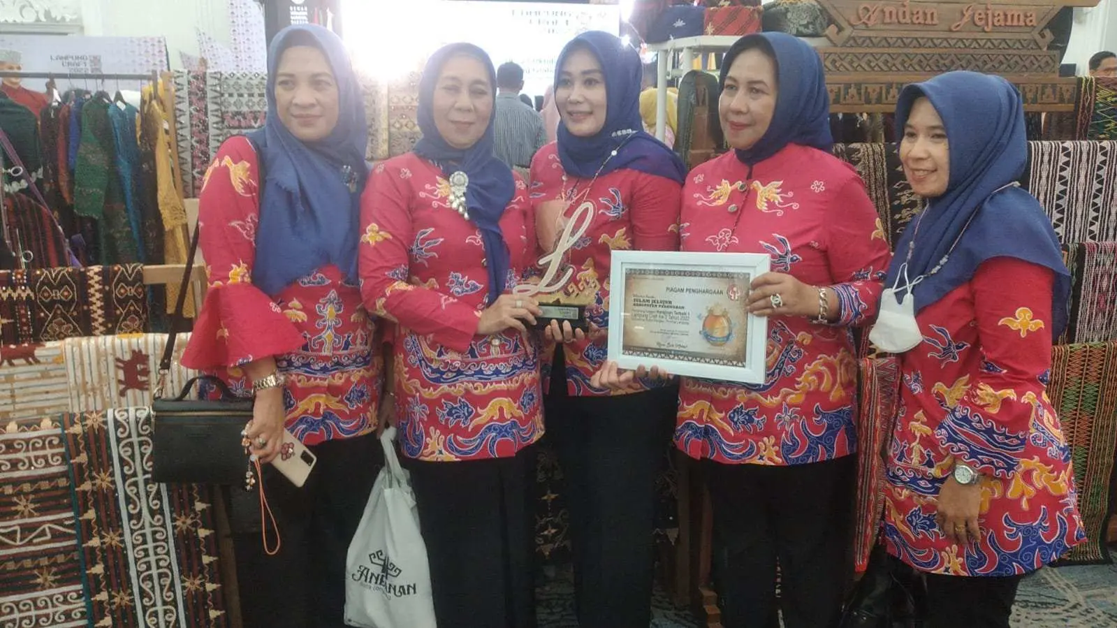 Kerajinan Tangan Sulam Jelujur Raih Penghargaan Kerajinan Terbaik Se-Provinsi Lampung 