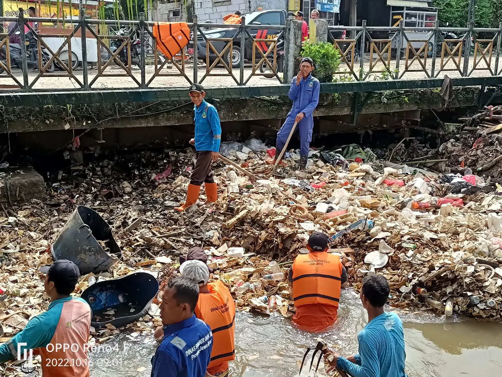 Operasi Bersih DLH Kabupaten Bogor, Angkut Tumpukan Sampah di Kalibaru