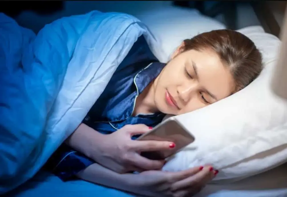 Bahaya Main HP Sambil Tiduran Atau Sebelum Tidur. Resikonya?