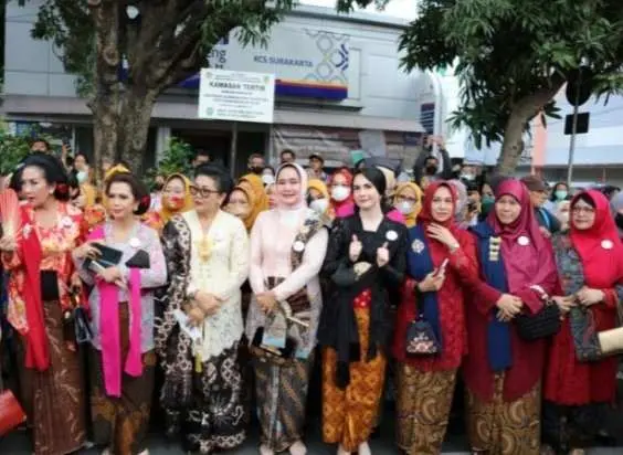Riana Sari Arinal Ikuti Parade Kebaya Bersama Ibu Negara Iriana Jokowi