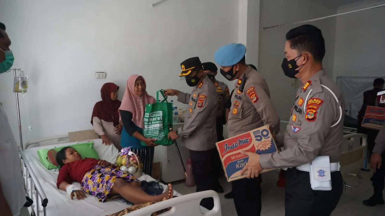 Dua Bocah Korban Sambaran Petir Dijenguk Kapolres Pesawaran