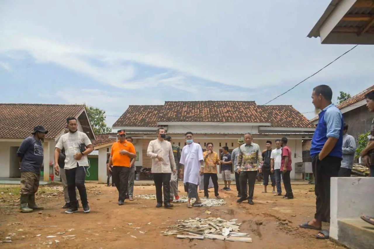 Bupati Pesawaran Tinjau Rumah Warga Yang Terdampak Musibah Angin Puting Beliung