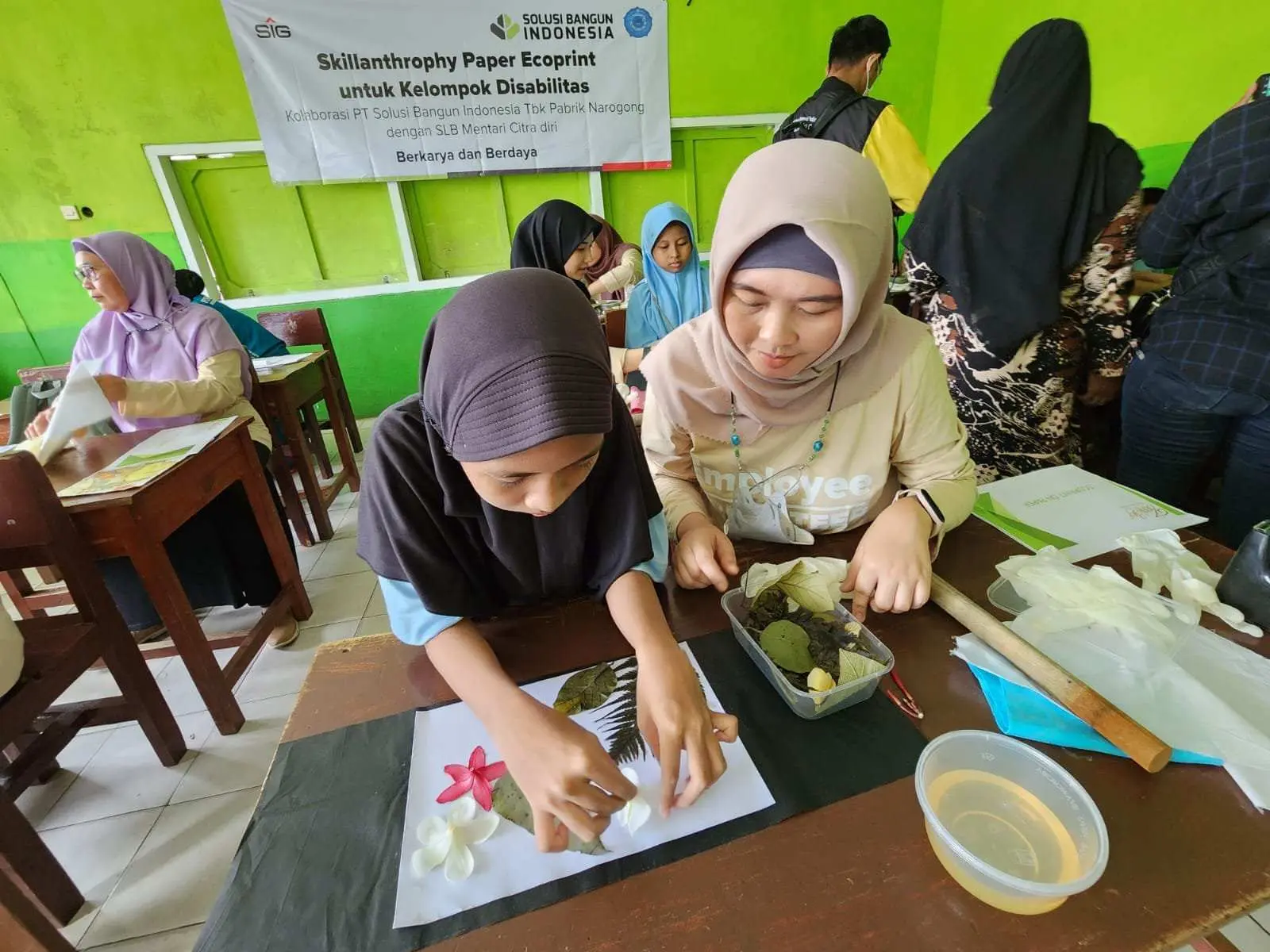 Peduli Sahabat Difabel, PT.SBI Berikan Pelatihan Paper Ecoprint