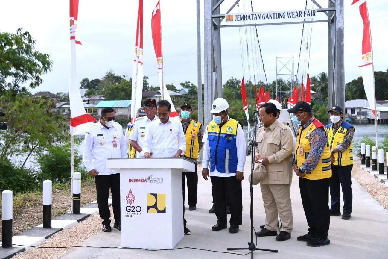 Presiden Jokowi Resmikan Jembatan Gantung Wear Fair Hubungkan Dua Pulau di Maluku Tenggara