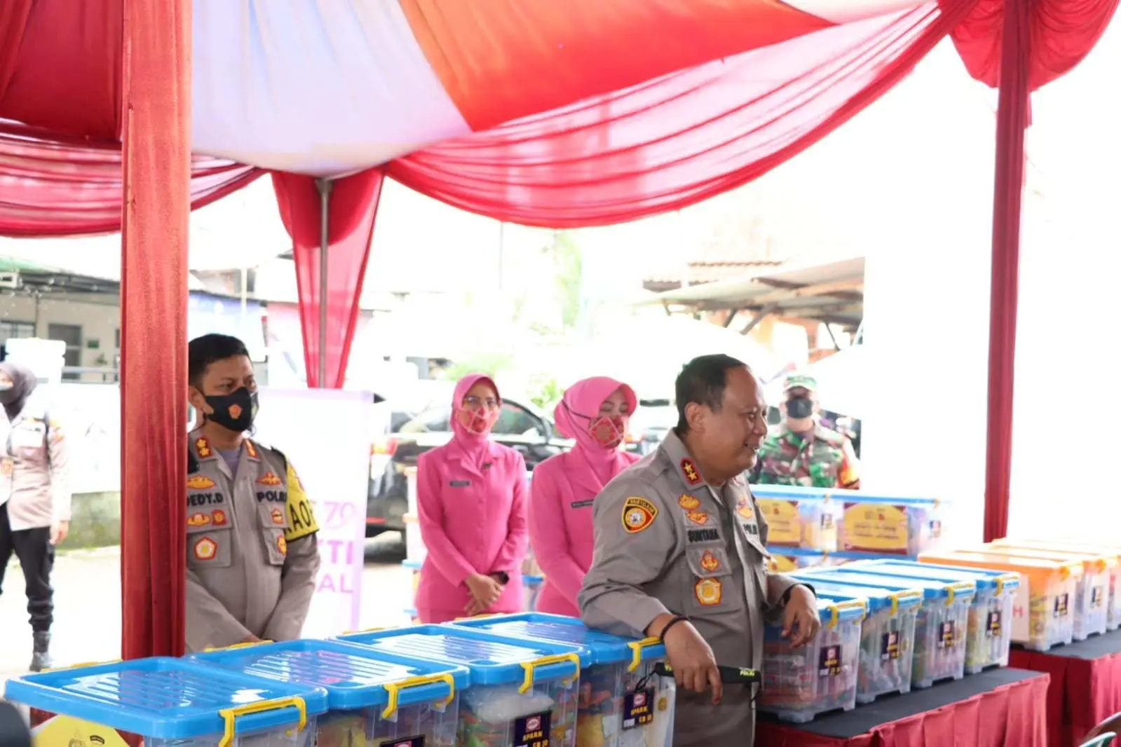 Kapolda Jabar Bagikan Ratusan Paket Sembako Kepada Sopir Angkot di Cidahu 