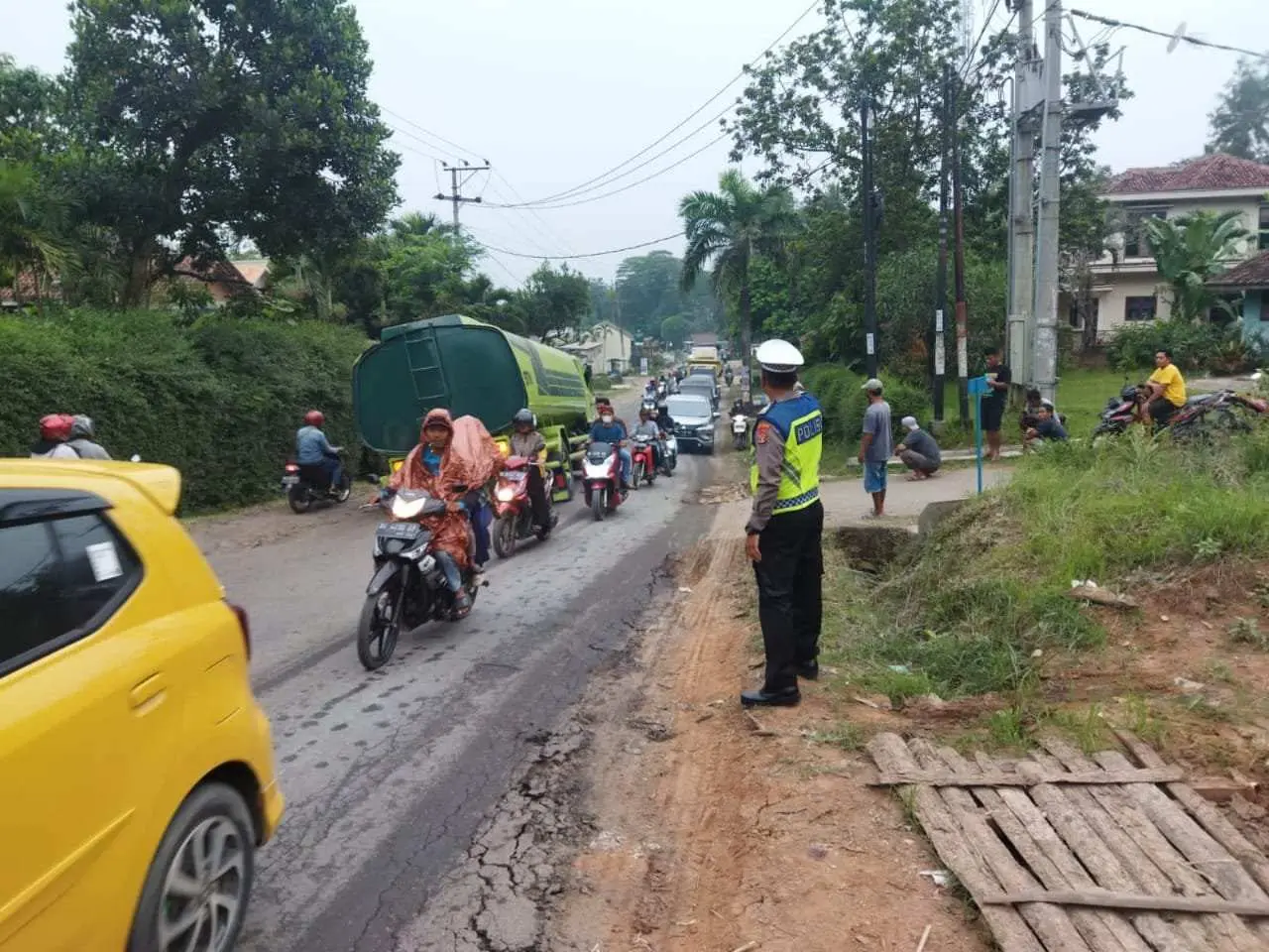 Satlantas Polres Pringsewu Evakuasi Truk Tangki Bermuatan Minyak Sawit Yang Melintang di Tengah Jalan