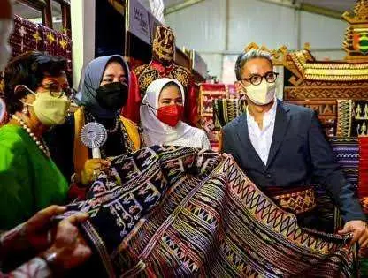 Sulam Jelujur Kain Tenunan Khas  Pesawaran, Bakal Tampil di Panggung New York Indonesia Fashion Week