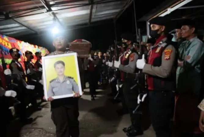 Upacara Pemakaman Aipda Ahmad Karnain Dipimpin Langsung Kapolres Lampung Barat