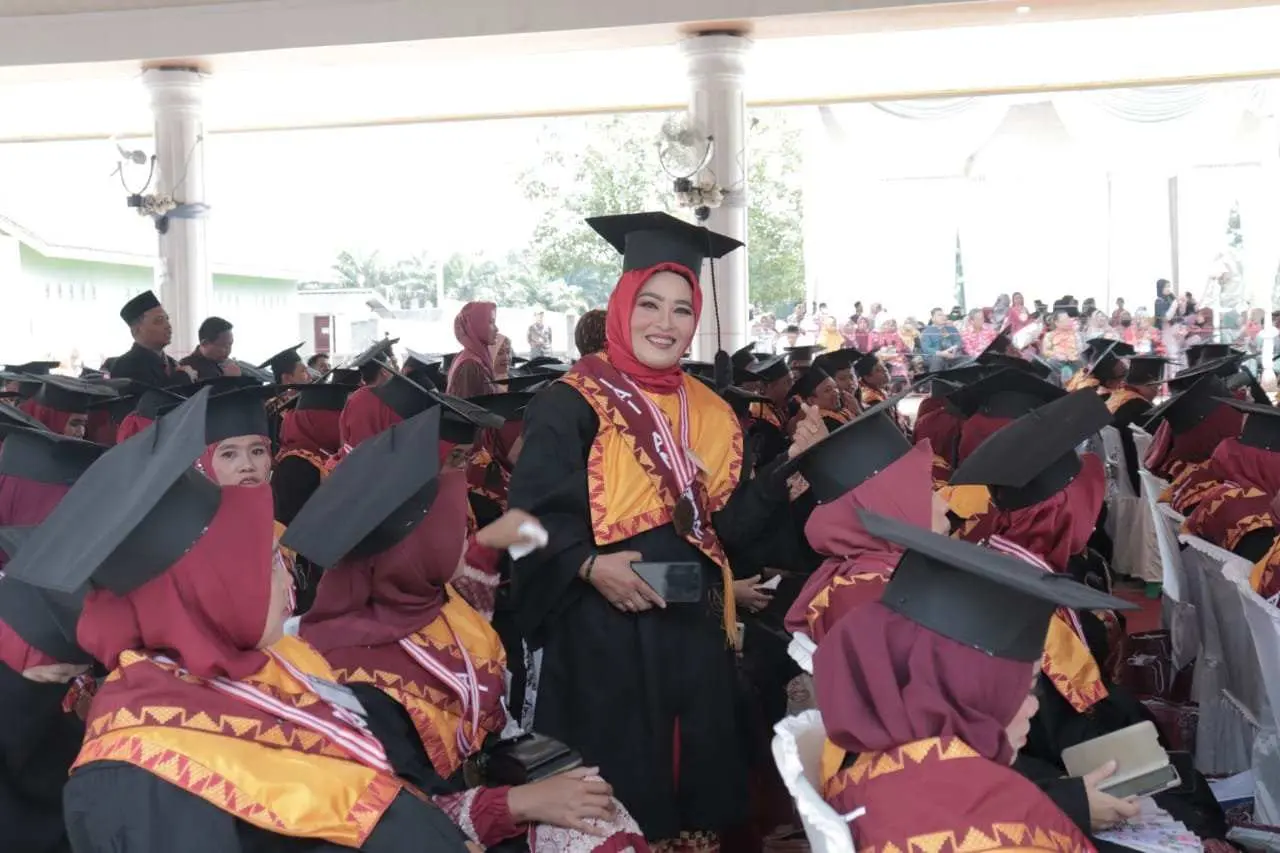 Pasca Wisuda S2, Siti Rivngatin Resmi Menyandang Gelar Magister Pendidikan