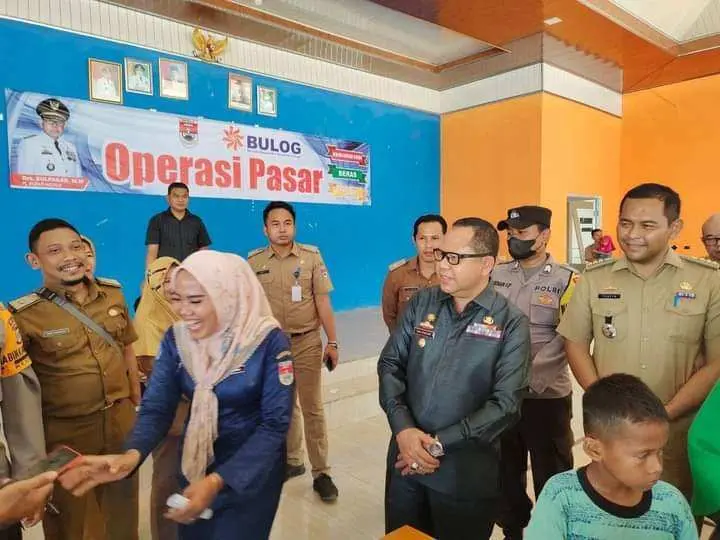 Pemkab Mesuji Gandeng Bulog Gelar Operasi Pasar murah di Wiralaga