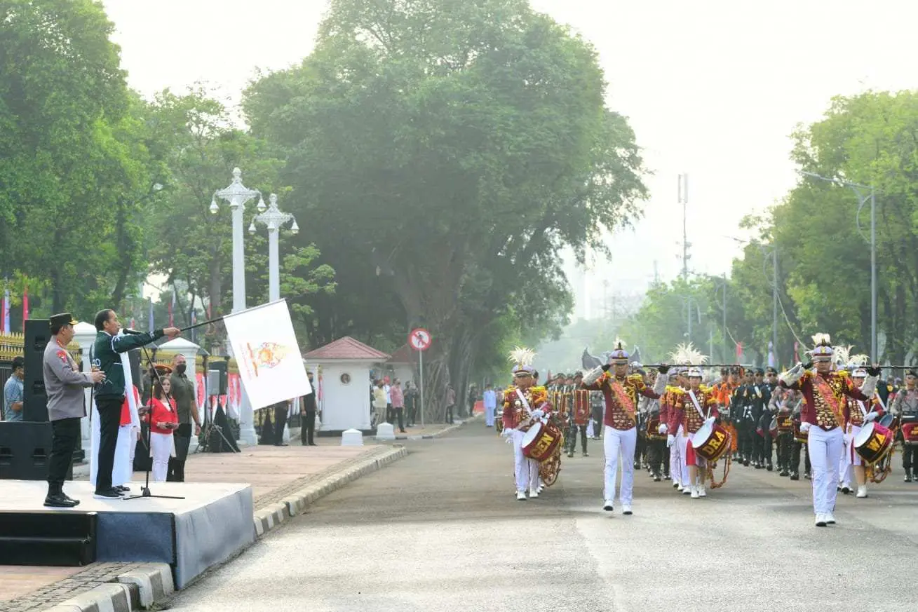 Presiden Jokowi dan Kapolri Lepas Kirab Merah Putih