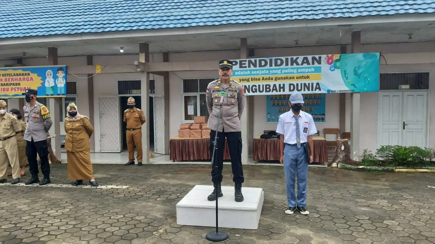 SMA Negeri 1 Gedong Tataan Gelar Upacara Bendera Inspekturnya Kasat Binmas