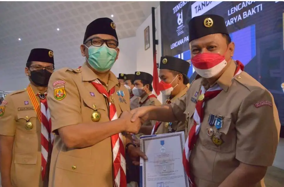 Hari Pramuka Ke-61 Tingkat Kabupaten Bogor, Iwan Setiawan Serahkan Tanda Penghargaan