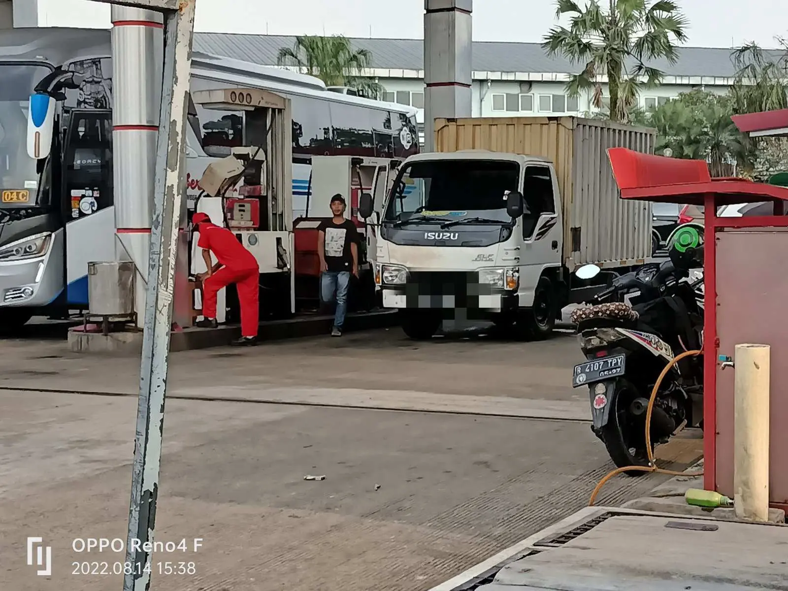Mobil Box Diduga Penimbun BBM Terciduk Sedang Beraksi di SPBU Kawasan Sentul