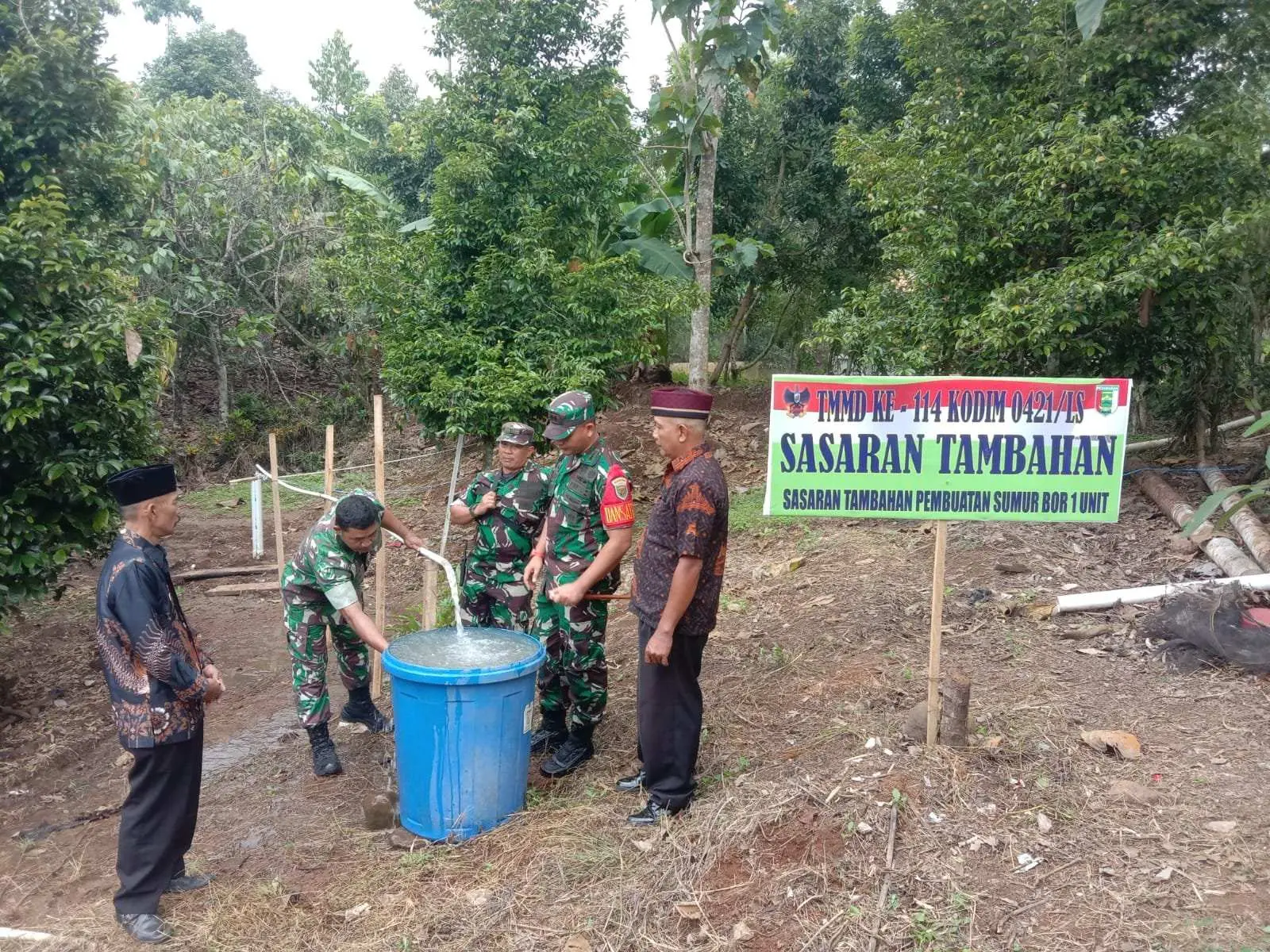 Danrem 043/Gatam Cek Kondisi Air Sumur Bor Buatan TMMD 114 Kodim 0421/LS