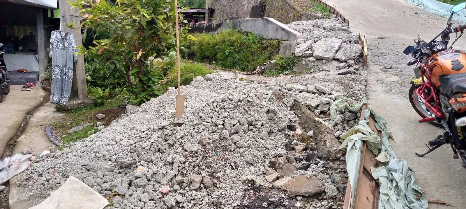 Tumpukan Beton Beku di Lokasi Proyek Peningkatan Jalan Cihideung Maseng dikeluhkan Warga