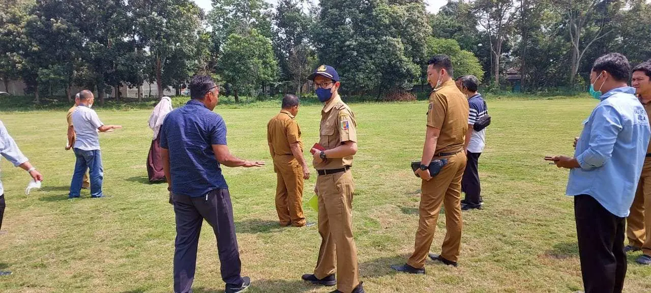 Tim Unila dan Provinsi Tinjau Langsung Lapangan Sepak Bola Unila