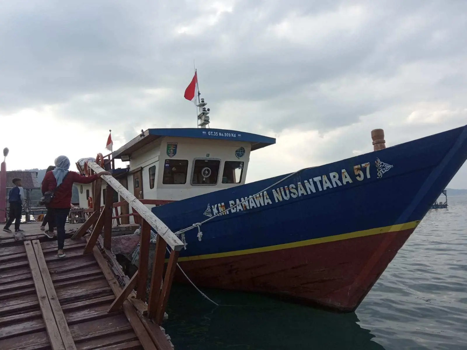 Beroperasinya Kapal Binawa Nusantara Dipantai Putra Mutun, Merusak Mata Pencarian Nahkoda Motor Kecil