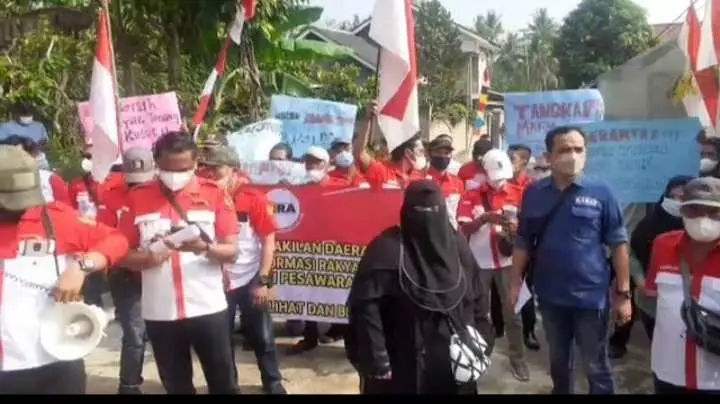 Tidak Puas Dengan Pelayanan Puluhan Warga Datangi Kantor BPN Pesawaran