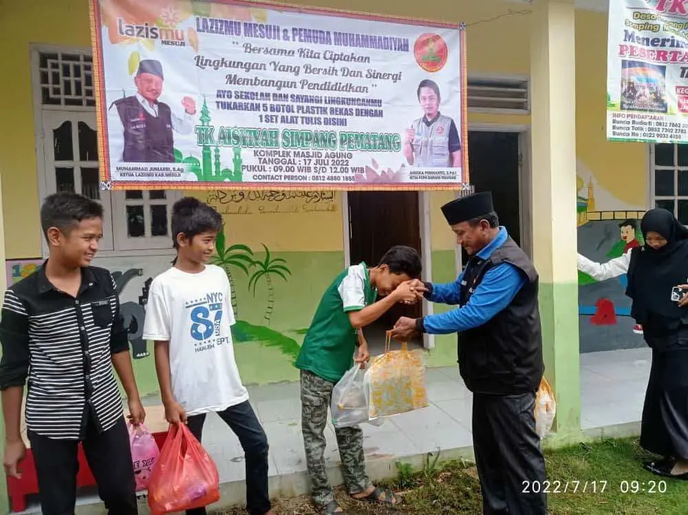 Ayo Tukar Sampah Plastikmu dengan Alat Tulis di LAZISMU