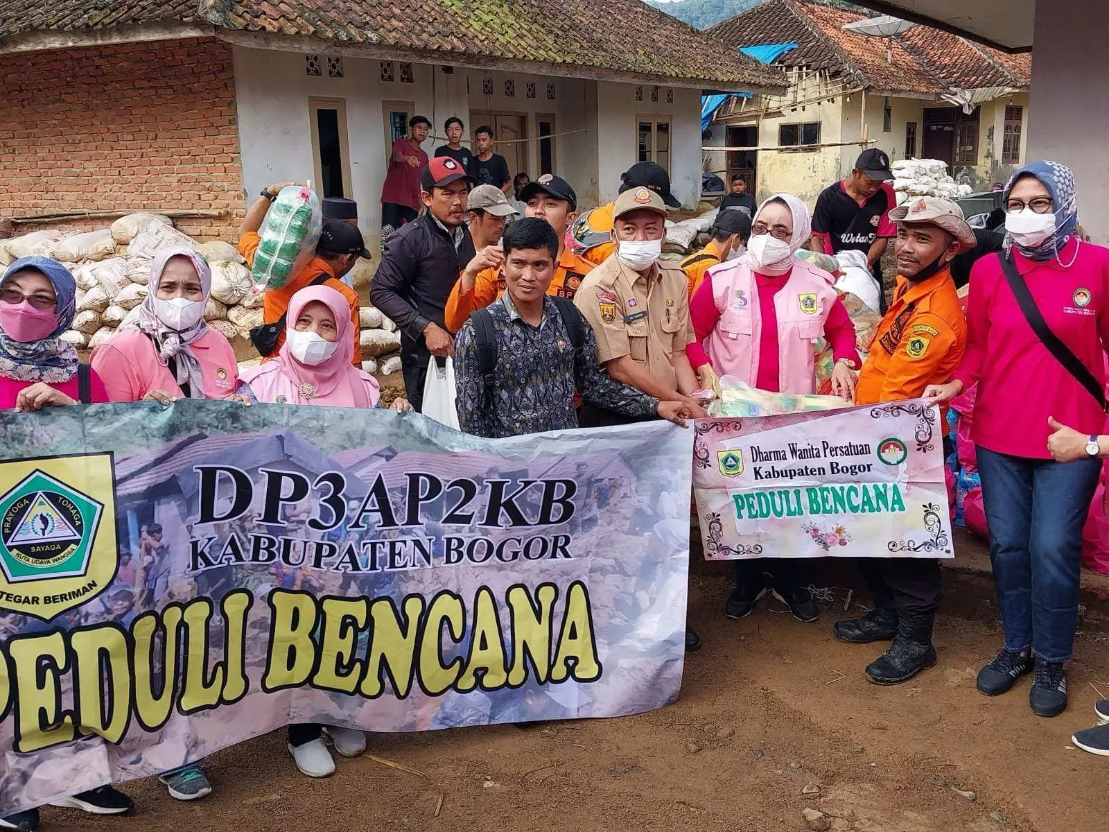 DP3AP2KB dan DWP Kabupaten Bogor Salurkan Bantuan Kepada Warga Terdampak Banjir dan Longsor di Cibunian