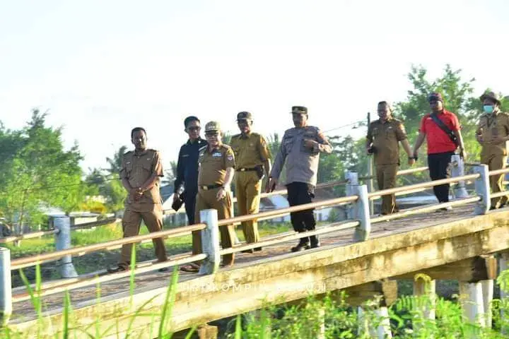 Kunker di Rawa Jitu Utara, PJ Bupati Mesuji Sulpakar Tinjau Jalan Rusak 