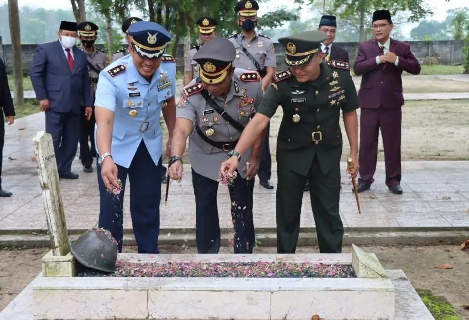 Jelang Hari Bhayangkara Ke-76 Polres Tulang Bawang Gelar Ziarah dan Tabur Bunga Ke TMP Tulang Bawang