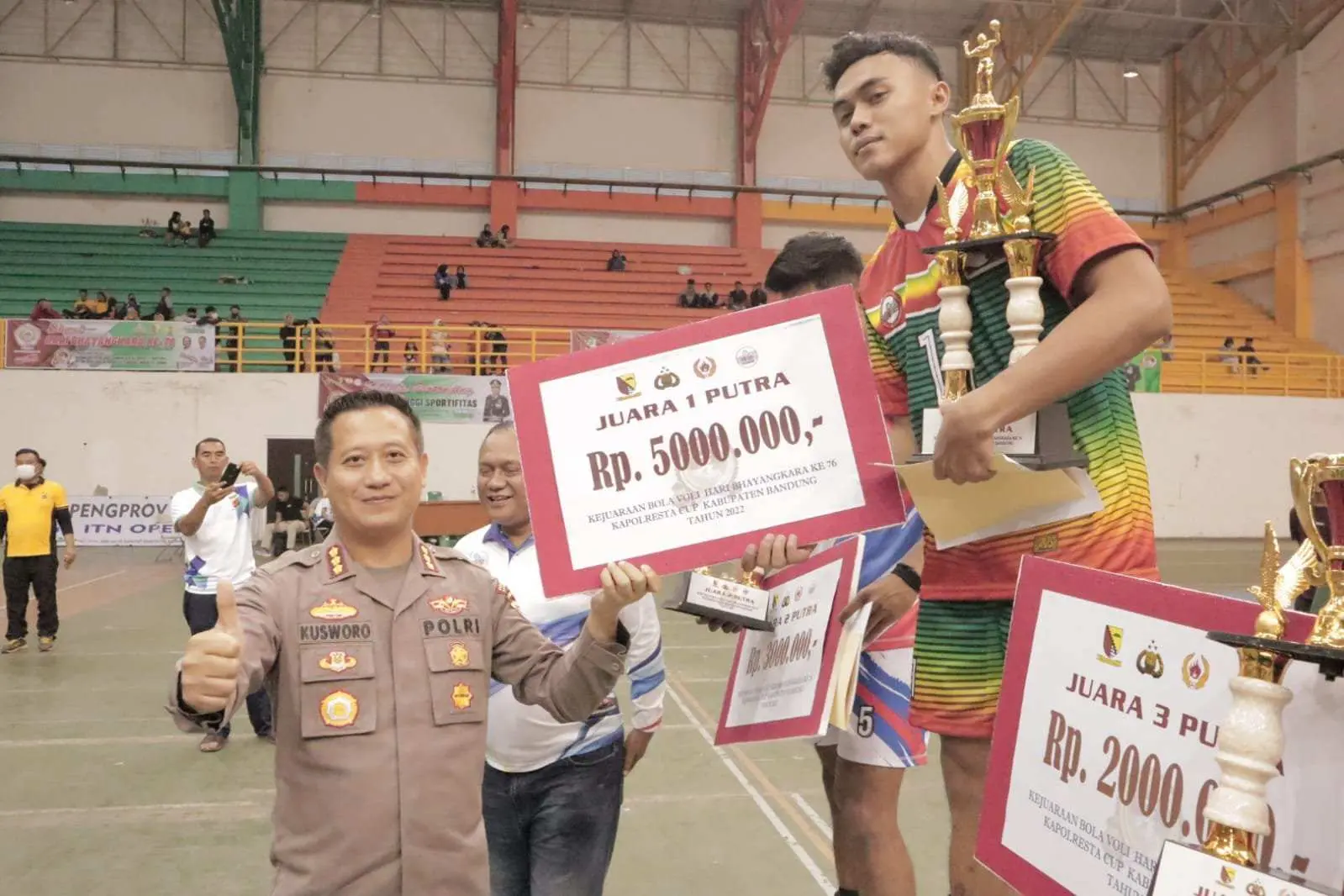 Kapolresta Bandung  Tutup Kejuaraan Bola Voli Kapolresta Cup