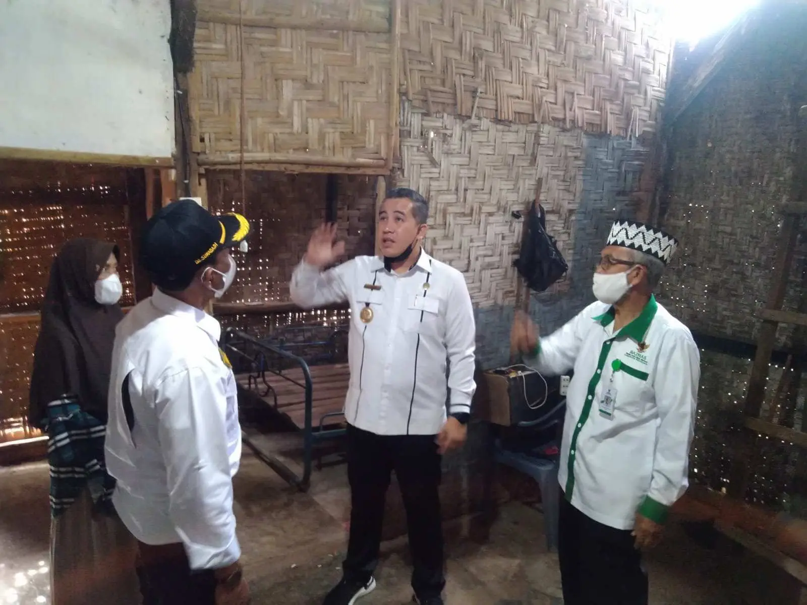 Bupati Pesawaran Serahkan BERKAT Ke Dua Warga Sukadadi