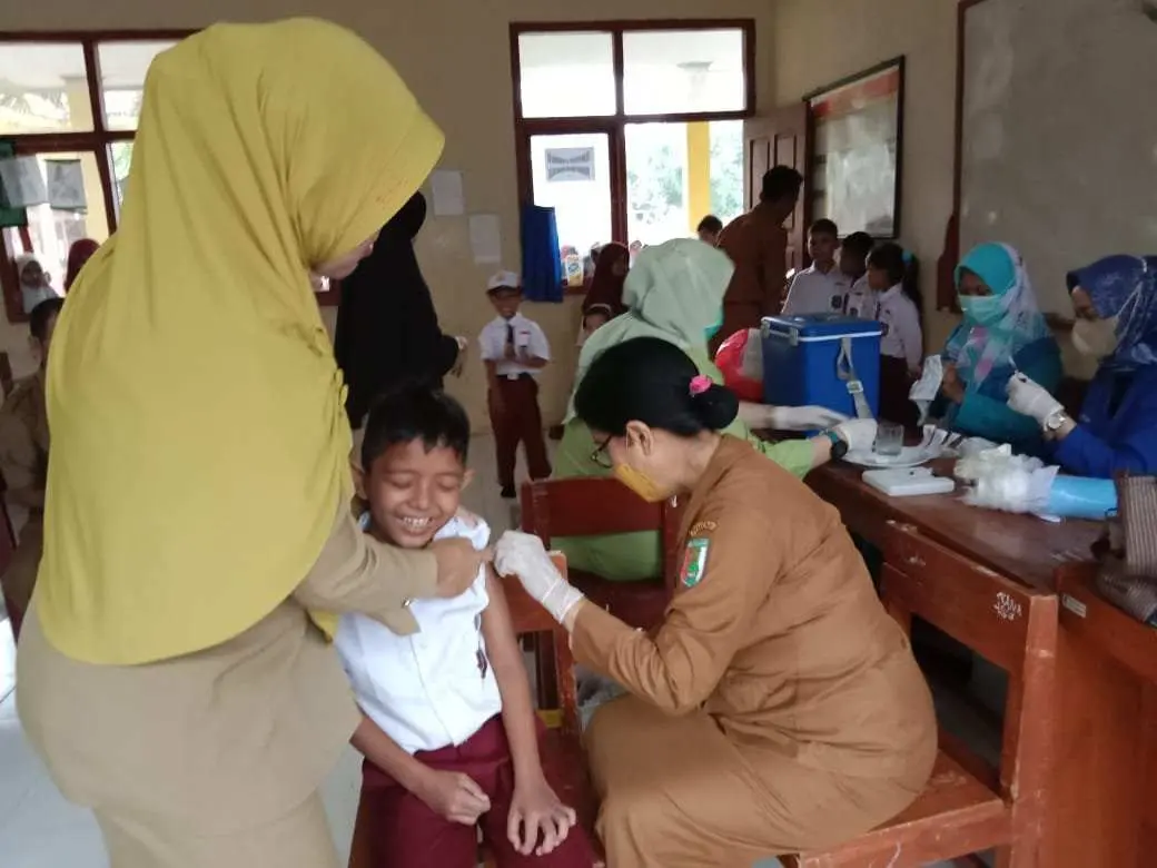Murid SDN 18 Dan Paud di Negeri Katon Mendapat Imunisasi