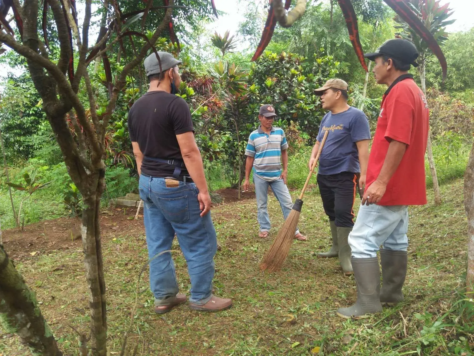 Warga Masyakarat Bitung Pesantren Gelar Goro Bersihkan TPU