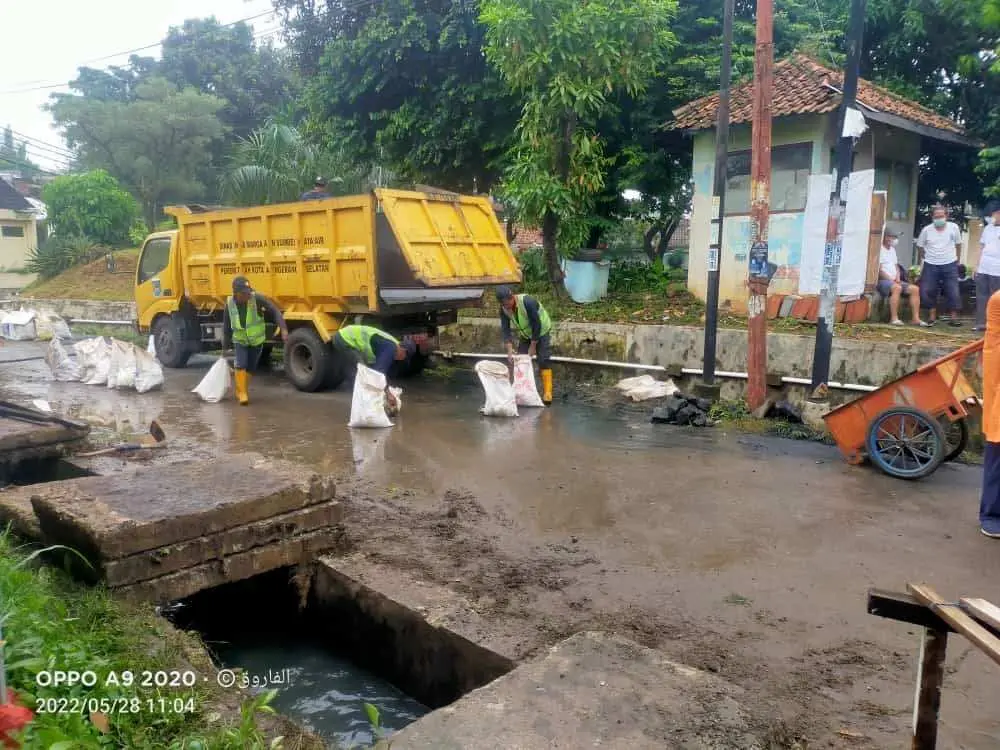 Antisipasi Banjir DLH Kota Tangsel Perbaiki Saluran Air Sepanjang Jalan Kemuning