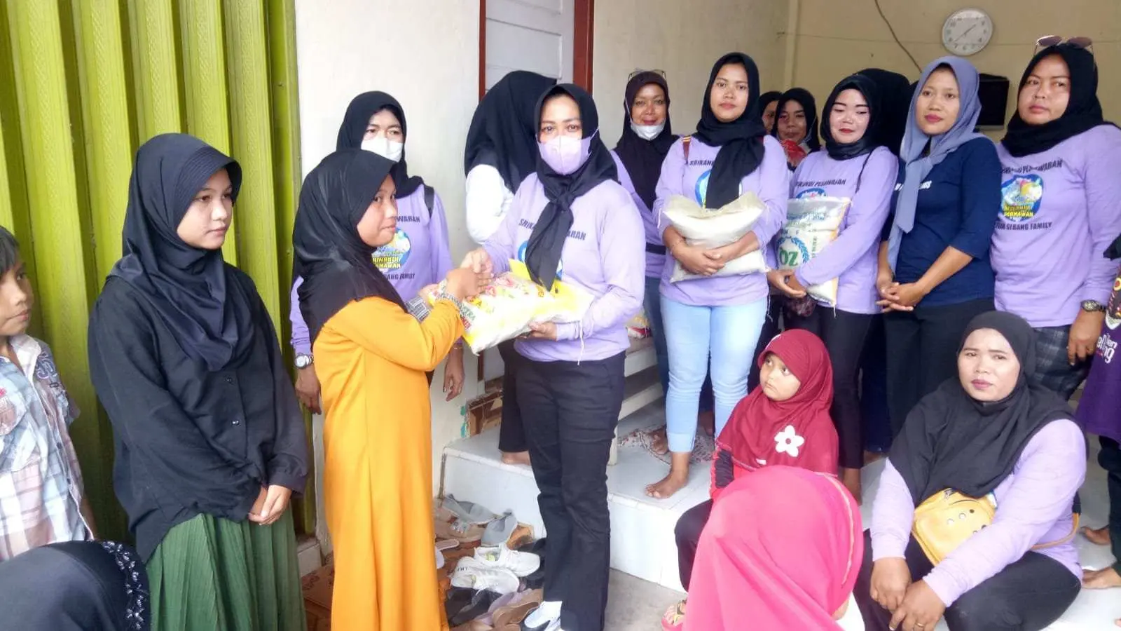 Aksi Sosial Srikandi Dermawan Bagikan 250 Nasi Kotak dan 50 Paket Sembako